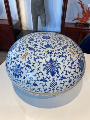 A large round Chinese box and cover with overglaze blue enamel lotus design, Guangxu mark and of the period — photo 3