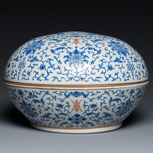 A large round Chinese box and cover with overglaze blue enamel lotus design, Guangxu mark and of the period — photo 3