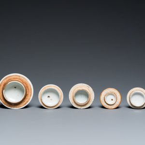 A large selection of Chinese famille rose and Imari-style tea wares, Yongzheng/Qianlong — photo 11