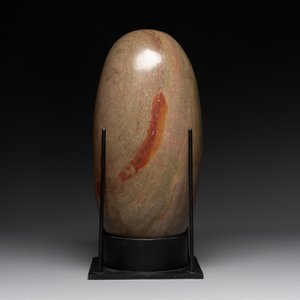 A large Shiva lingam stone on a metal stand — 照片 1