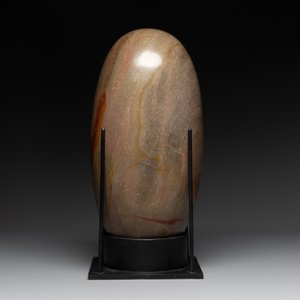 A large Shiva lingam stone on a metal stand — 照片 2