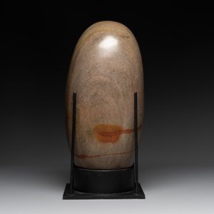 A large Shiva lingam stone on a metal stand — 照片 3