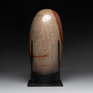 A large Shiva lingam stone on a metal stand — 照片 4
