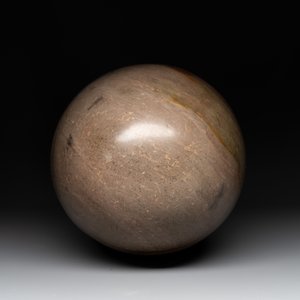 A large Shiva lingam stone on a metal stand — 照片 5