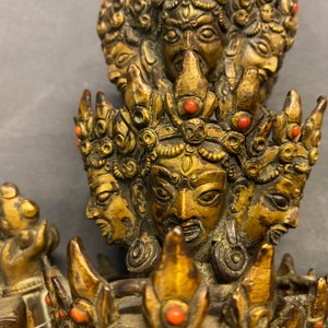 A large Sino-Tibetan coral-inlaid gilt bronze figure of Kapaladhara Hevajra, 18/19th C. — 照片 23