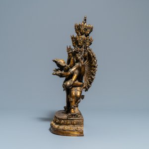 A large Sino-Tibetan coral-inlaid gilt bronze figure of Kapaladhara Hevajra, 18/19th C. — 照片 3