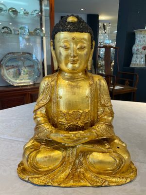 A large Sino-Tibetan gilt bronze Buddha on wooden stand, Ming — photo 1