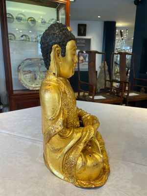 A large Sino-Tibetan gilt bronze Buddha on wooden stand, Ming — photo 2