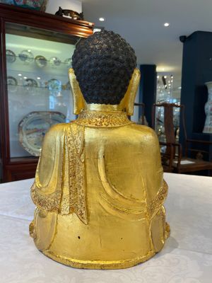 A large Sino-Tibetan gilt bronze Buddha on wooden stand, Ming — photo 3