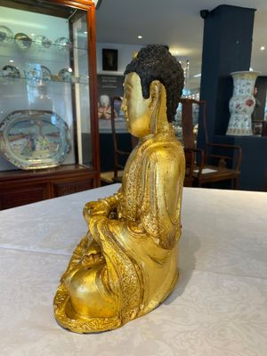 A large Sino-Tibetan gilt bronze Buddha on wooden stand, Ming — photo 4