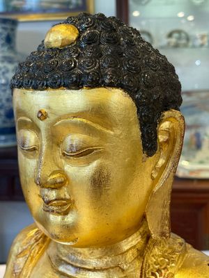 A large Sino-Tibetan gilt bronze Buddha on wooden stand, Ming — photo 9