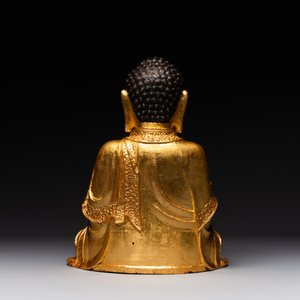 A large Sino-Tibetan gilt bronze Buddha on wooden stand, Ming — photo 4
