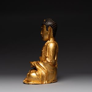 A large Sino-Tibetan gilt bronze Buddha on wooden stand, Ming — photo 10