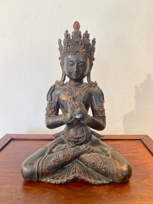 A large Sino-Tibetan gilt-lacquered bronze Budddha, 19/20th C. — 照片 1