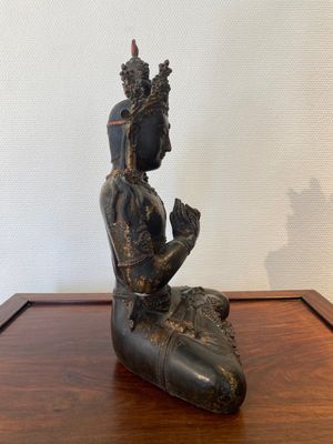 A large Sino-Tibetan gilt-lacquered bronze Budddha, 19/20th C. — 照片 2