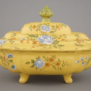 A large South-French faience yellow ground tureen and cover with floral decoration, late 18th C. — photo 2