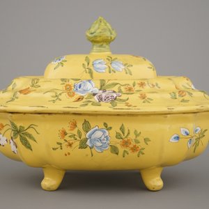 A large South-French faience yellow ground tureen and cover with floral decoration, late 18th C. — photo 4