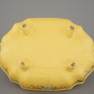 A large South-French faience yellow ground tureen and cover with floral decoration, late 18th C. — photo 7