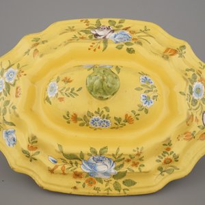 A large South-French faience yellow ground tureen and cover with floral decoration, late 18th C. — photo 8