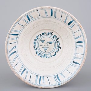 A large Spanish blue and white faience bowl with a sun face, 19th C. — photo 1