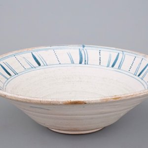 A large Spanish blue and white faience bowl with a sun face, 19th C. — photo 2