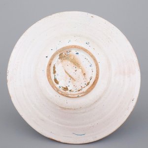 A large Spanish blue and white faience bowl with a sun face, 19th C. — photo 3