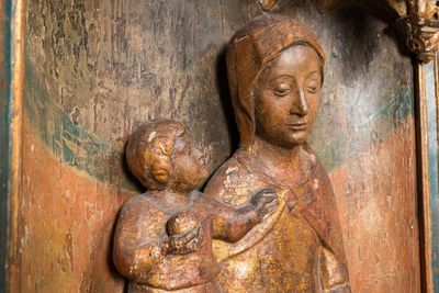 A large Spanish gilt and polychromed wooden tryptich retable with Saint John the Baptist, the Virgin Mary and Saint Roch, 1st half 16th C. — 照片 10