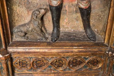 A large Spanish gilt and polychromed wooden tryptich retable with Saint John the Baptist, the Virgin Mary and Saint Roch, 1st half 16th C. — 照片 5