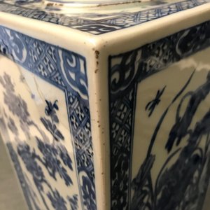 A large square Chinese blue and white tea caddy with floral design, Kangxi — photo 11