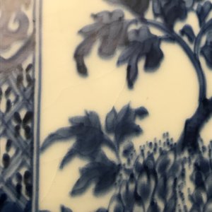 A large square Chinese blue and white tea caddy with floral design, Kangxi — photo 13