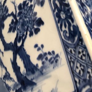 A large square Chinese blue and white tea caddy with floral design, Kangxi — photo 14