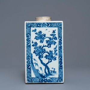 A large square Chinese blue and white tea caddy with floral design, Kangxi — photo 2