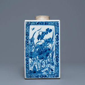 A large square Chinese blue and white tea caddy with floral design, Kangxi — photo 5
