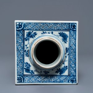 A large square Chinese blue and white tea caddy with floral design, Kangxi — photo 6
