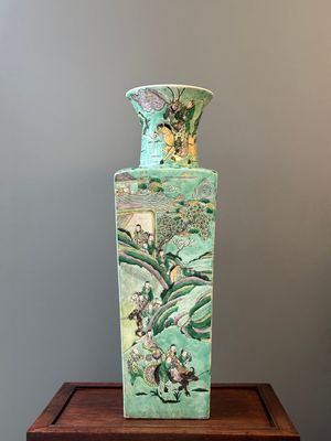 A large square Chinese verte biscuit 'Romance of the Three Kingdoms' vase, 19th C. — 照片 1