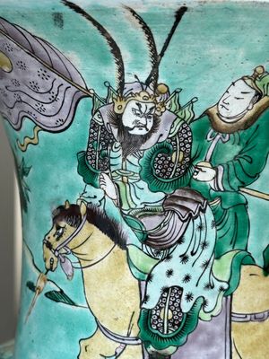 A large square Chinese verte biscuit 'Romance of the Three Kingdoms' vase, 19th C. — 照片 6