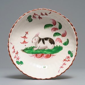 A large Strasbourg faience gadrooned 'rabbit' bowl, France, 18th C. — 照片 1