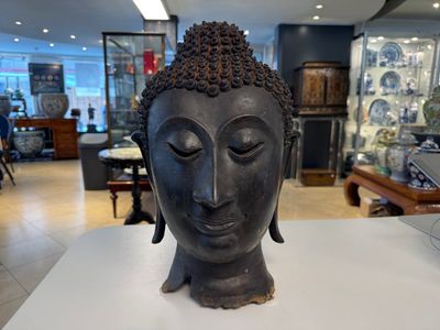 A large Thai bronze Buddha head, Sukhothai period, 15th C. — photo 1