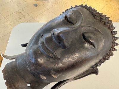 A large Thai bronze Buddha head, Sukhothai period, 15th C. — photo 13