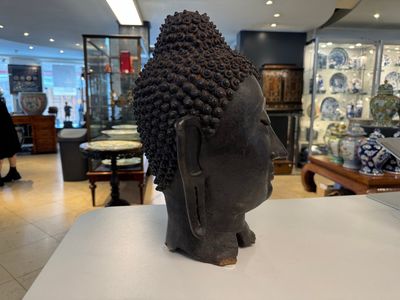 A large Thai bronze Buddha head, Sukhothai period, 15th C. — photo 2