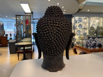 A large Thai bronze Buddha head, Sukhothai period, 15th C. — photo 3