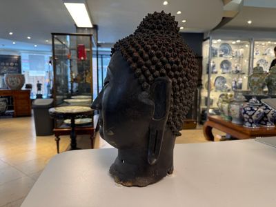 A large Thai bronze Buddha head, Sukhothai period, 15th C. — photo 4