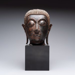 A large Thai bronze Shakyamuni Buddha head on wooden stand, Chieng Sen period, 16th C. — photo 1