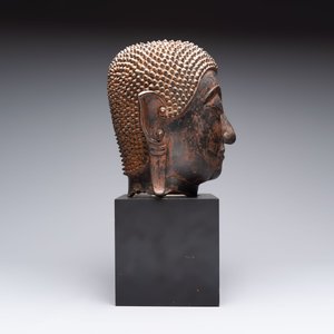 A large Thai bronze Shakyamuni Buddha head on wooden stand, Chieng Sen period, 16th C. — photo 2