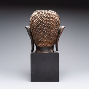 A large Thai bronze Shakyamuni Buddha head on wooden stand, Chieng Sen period, 16th C. — photo 3