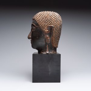 A large Thai bronze Shakyamuni Buddha head on wooden stand, Chieng Sen period, 16th C. — photo 4