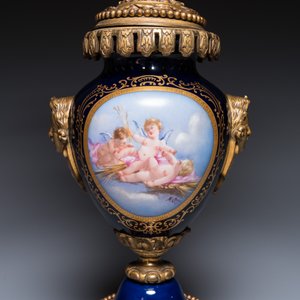 A large three-piece Sèvres-style clock garniture with gilt bronze mounts, France, 19th C. — photo 10