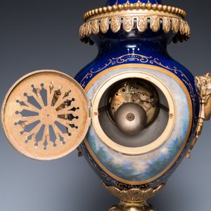 A large three-piece Sèvres-style clock garniture with gilt bronze mounts, France, 19th C. — photo 8