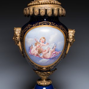 A large three-piece Sèvres-style clock garniture with gilt bronze mounts, France, 19th C. — photo 9