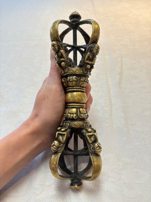 A large Tibetan bronze vajra, 18/19th C. — photo 3